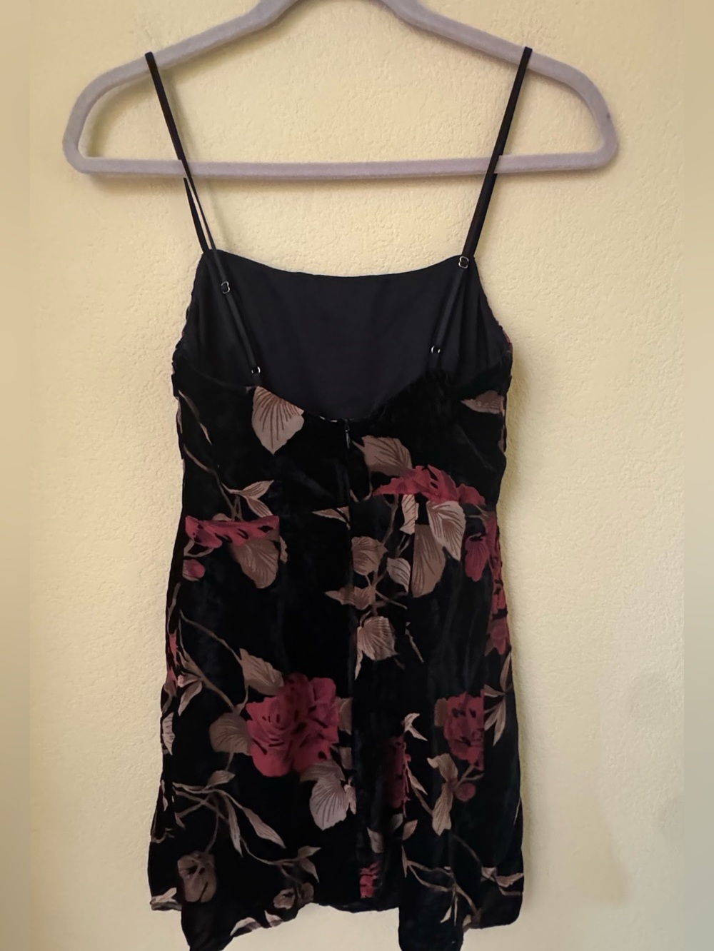 LUSH Clothing Women's Black and Red Velvet Mini Dress NWT Size Small - Picture 2 of 4